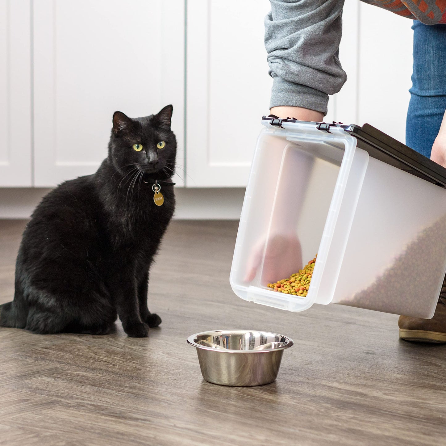 IRIS USA Airtight Pet Food Storage Container with Wheels
